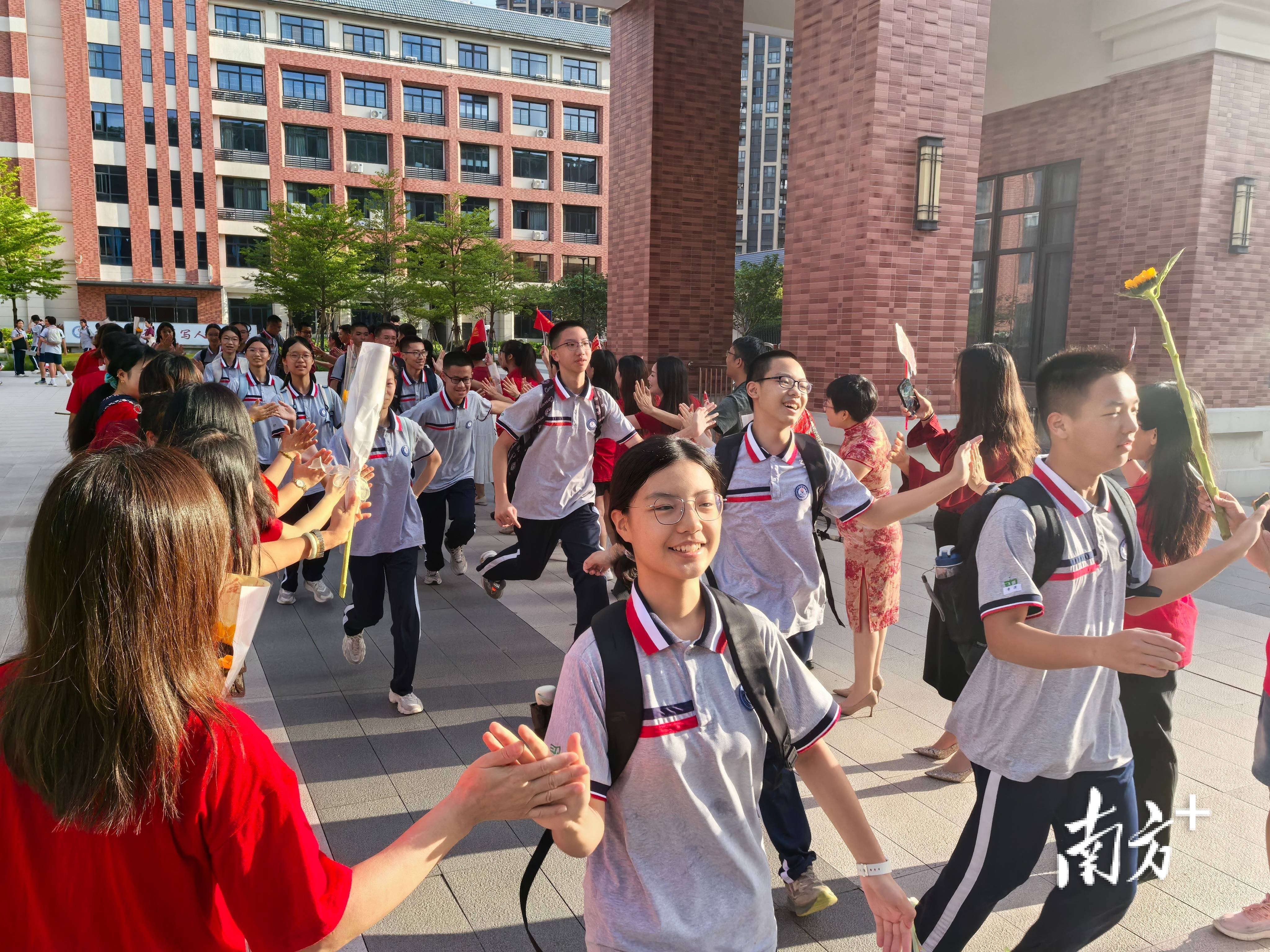 江门市华侨中学新校区首届学子参加地理,生物中考,家长们列队送考