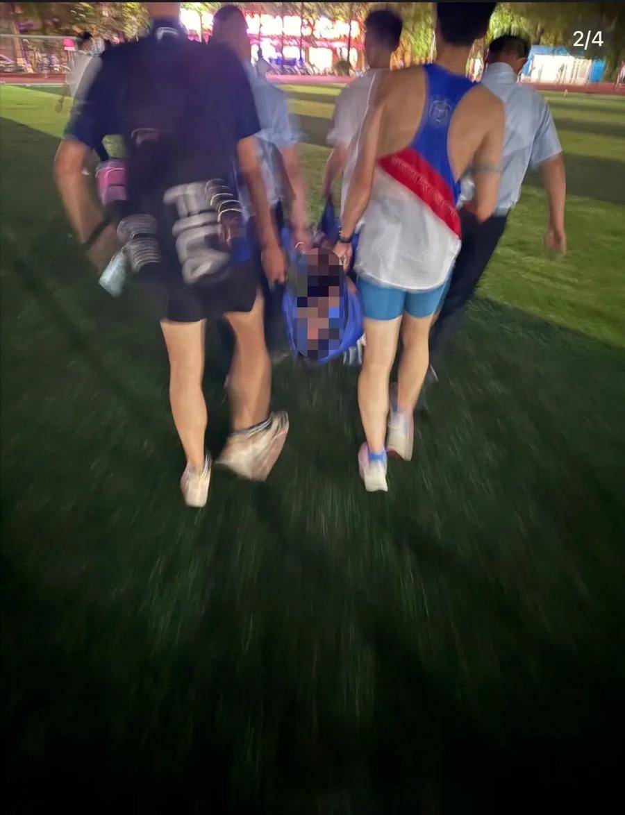 大学生摔倒在地，在校园里跑步时与男孩的父母