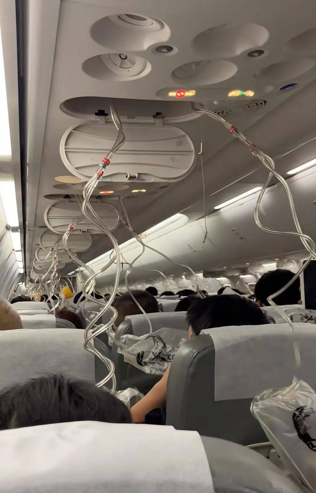 "氧气罩弹出,极速下降时伴随很浓的燃油味"!