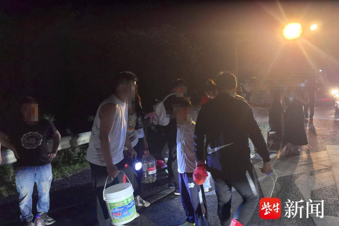 美人与悍匪:南京市民深夜组团进山捉金蝉，记者亲历：一小时逮7只，还被蜈蚣“截和”