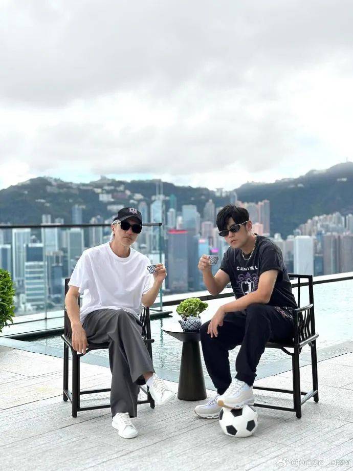 深情沦陷:周星驰晒与周杰伦合照：我们周周俩一起冲走现实的苦涩，泡出人生的香甜