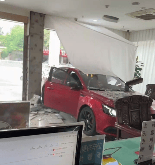 我女扮男装后掰弯了宿敌:红色小车撞碎酒店玻璃墙冲进大堂， 两男子沙发上跑开躲过一劫；知情人：女司机误把油门当刹车踩