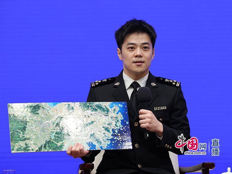 粮食取样机器人在宁波北仑口岸投用，从“汗流浃背扒麦粒”到“指尖轻点采全球”