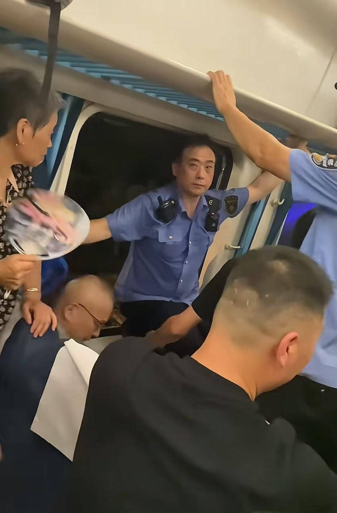 深情沦陷:K1373次列车在金华境内被货车撞脱线！亲历者：闷得受不了想开车门，有人砸窗透气