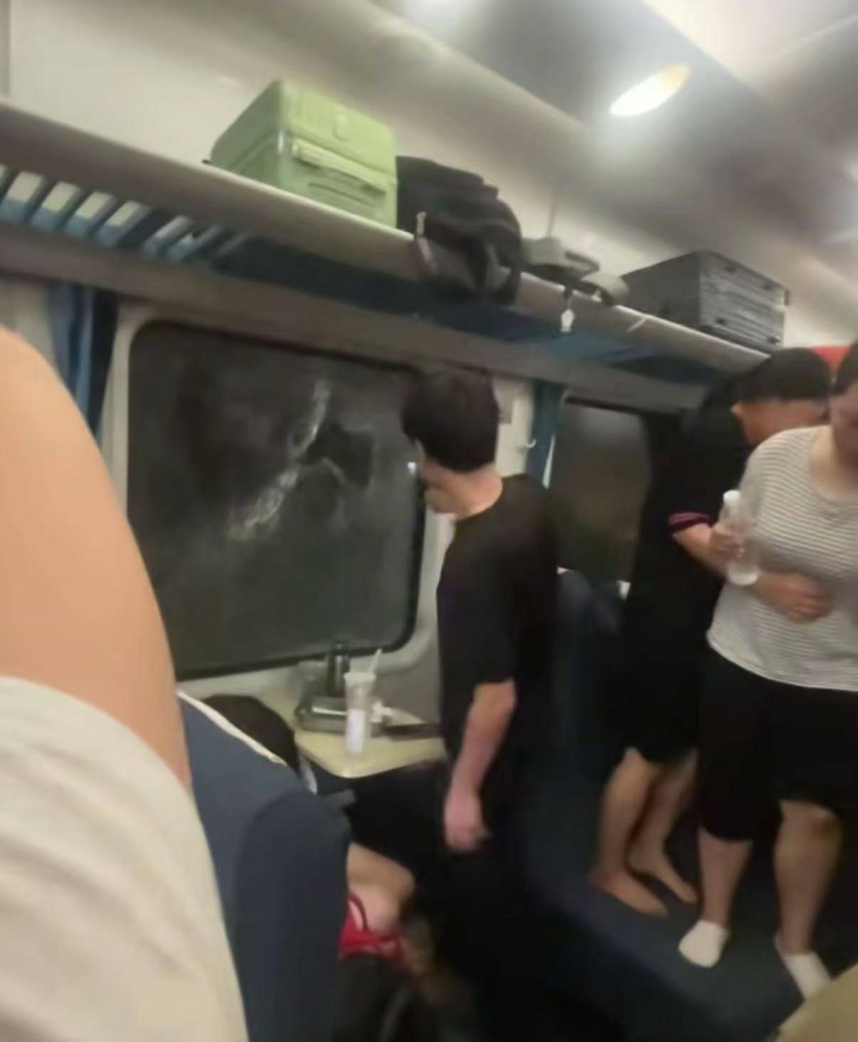 我女扮男装后掰弯了宿敌:K1373次列车被撞脱线，有人闷得砸窗透气，会被索赔吗？律师详析紧急避险情形