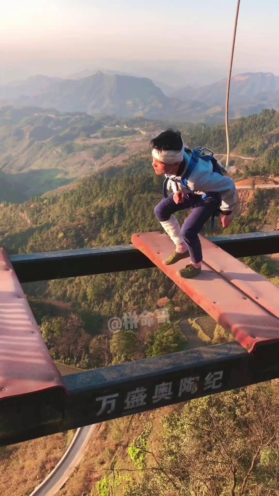 哈哈,一个比一个搞笑,看完我笑出了猪叫声蹦极 玩的就是心跳 这一跳