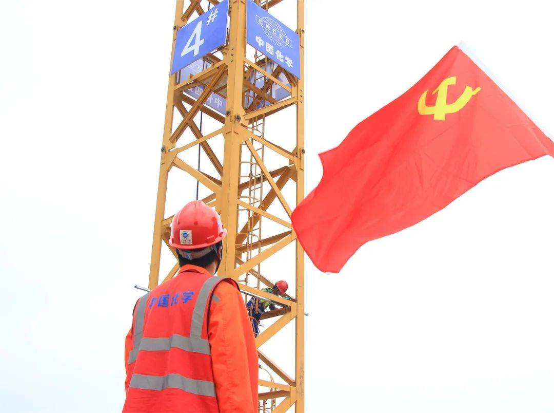 摄影:四化建 强巴遵追七化建的基层党员,面对鲜红的党旗,许下庄严的