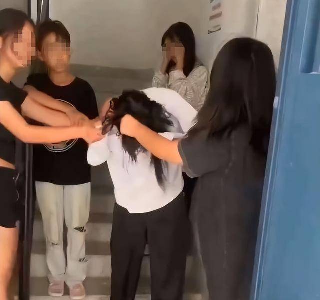 13岁女孩遭10人群殴昏迷后续:画面曝光,凶手身份被扒,难怪嚣张