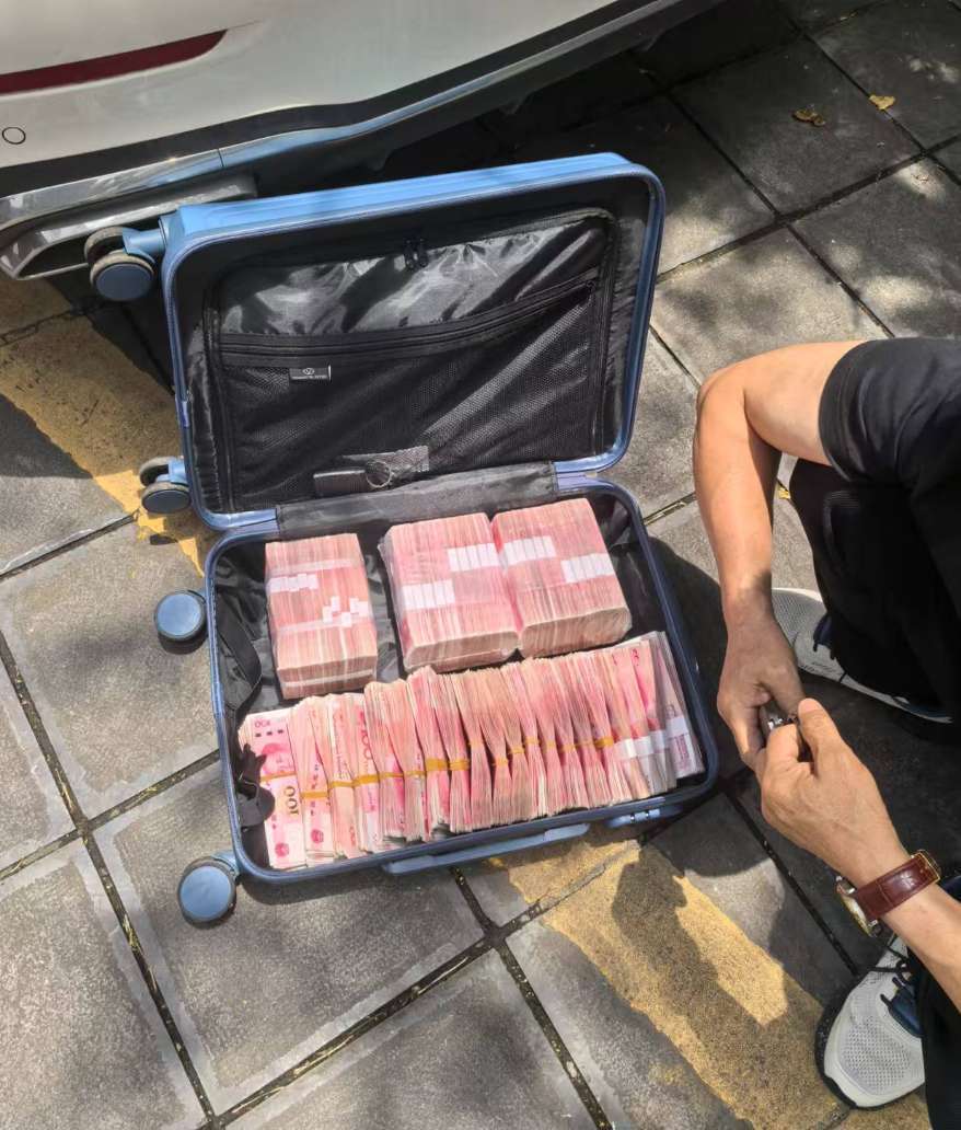 蔡女士卸下心防,告知民警自己将积蓄取出,放在停车场车内,正准备"现金