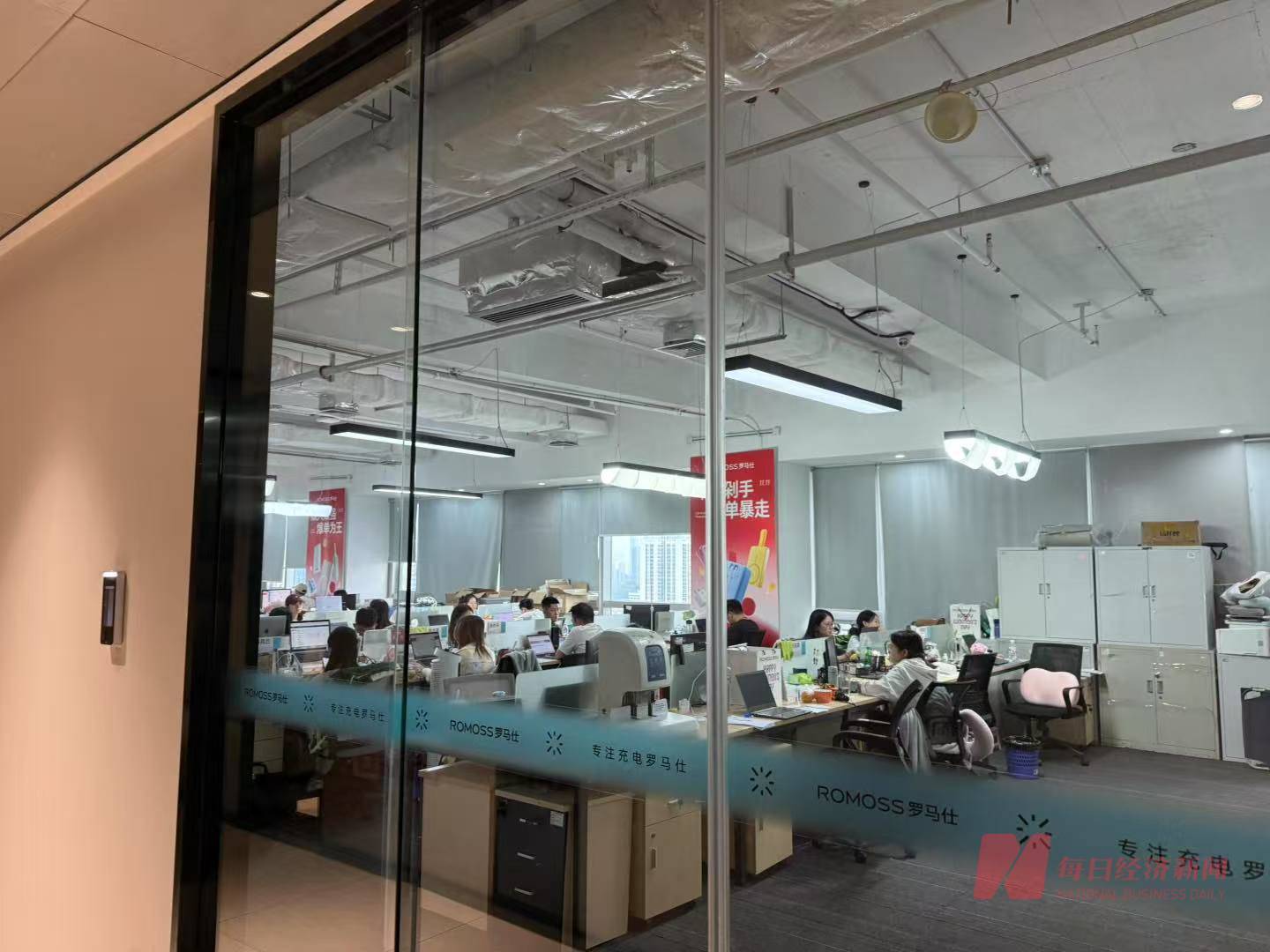 从禁用到停工，员工讲述亲历罗马仕充电宝“雷暴”：这一月像过山车，心情很复杂