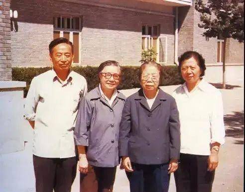 1955年，48岁女叛徒被判枪决，毛主席拍案大怒：她是咱全党的恩人