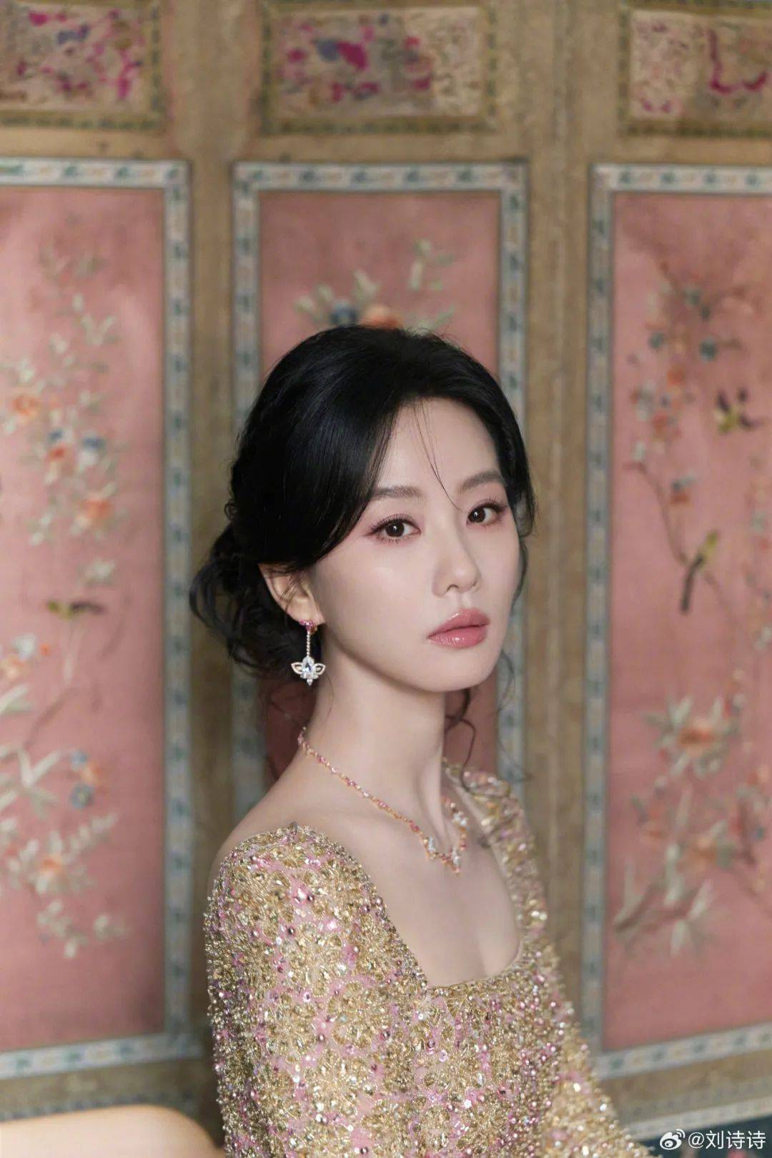 刘诗诗李庚希巴黎时装周同框！被赞温柔、酷飒