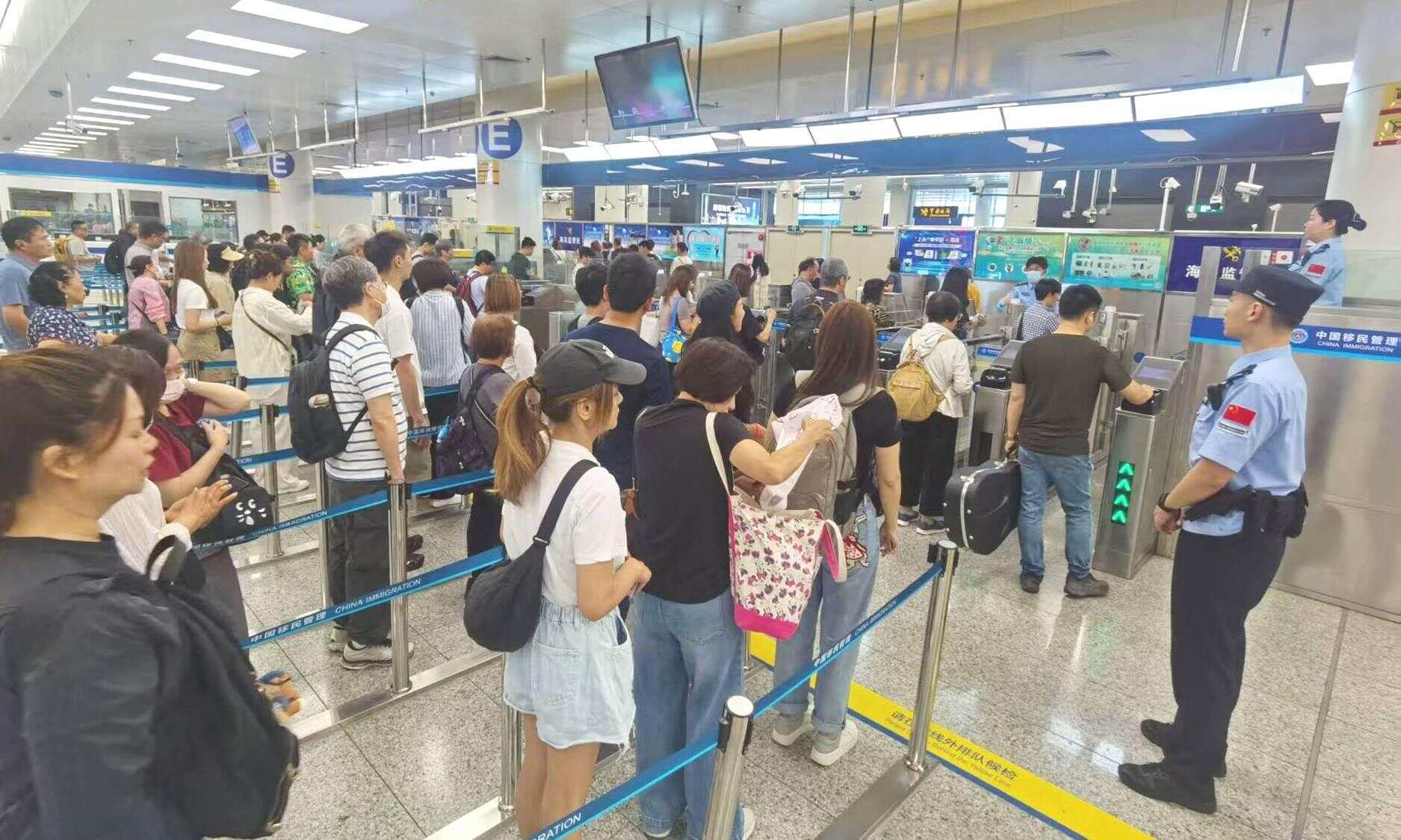 今年上半年3.33亿人次出入境