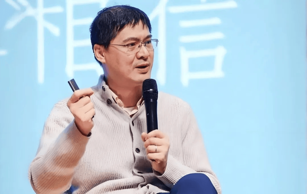 罗翔:如果一个人突然努力工作,业余时间开始学习,不再参加社交活动