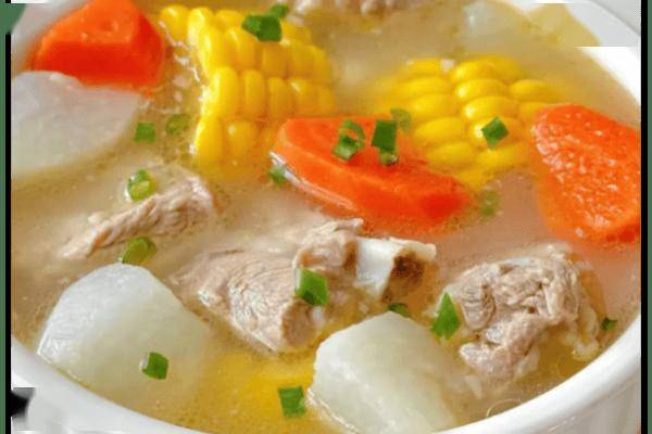 炖猪肉肋骨是在家烹制的经典菜肴，富含新鲜的