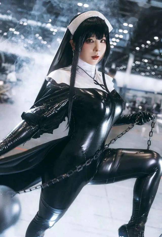 紧身胶衣的修女,尽显身材,锁链铁锤,霸气十足!