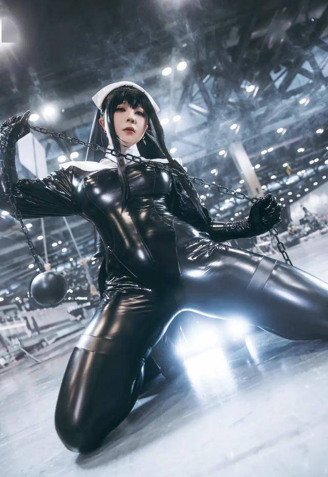 紧身胶衣的修女,尽显身材,锁链铁锤,霸气十足!