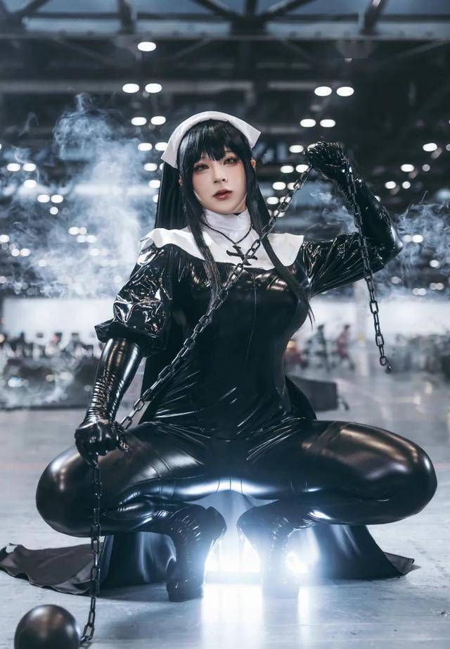 紧身胶衣的修女,尽显身材,锁链铁锤,霸气十足!