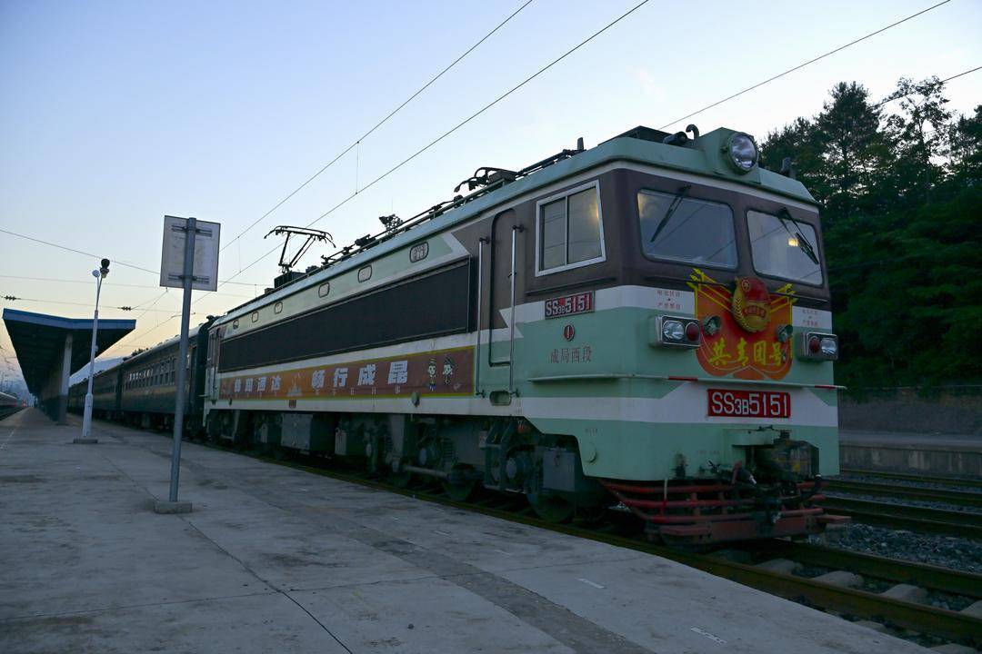 又一台韶山3型电力机车退役 承载大凉山26年记忆的"幸福火车"谢幕