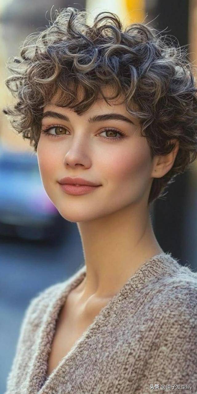 耀彩网首页别再乱烫头！短款卷发才是“变美杀手锏”拿捏疏漏感就
