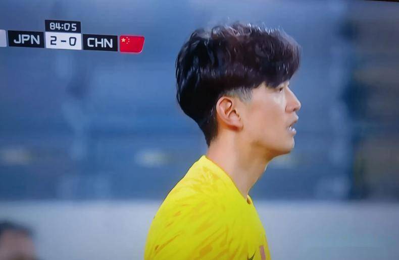国足对阵日本的比赛，没想到的场面出现了，国足0：2落后日本男足