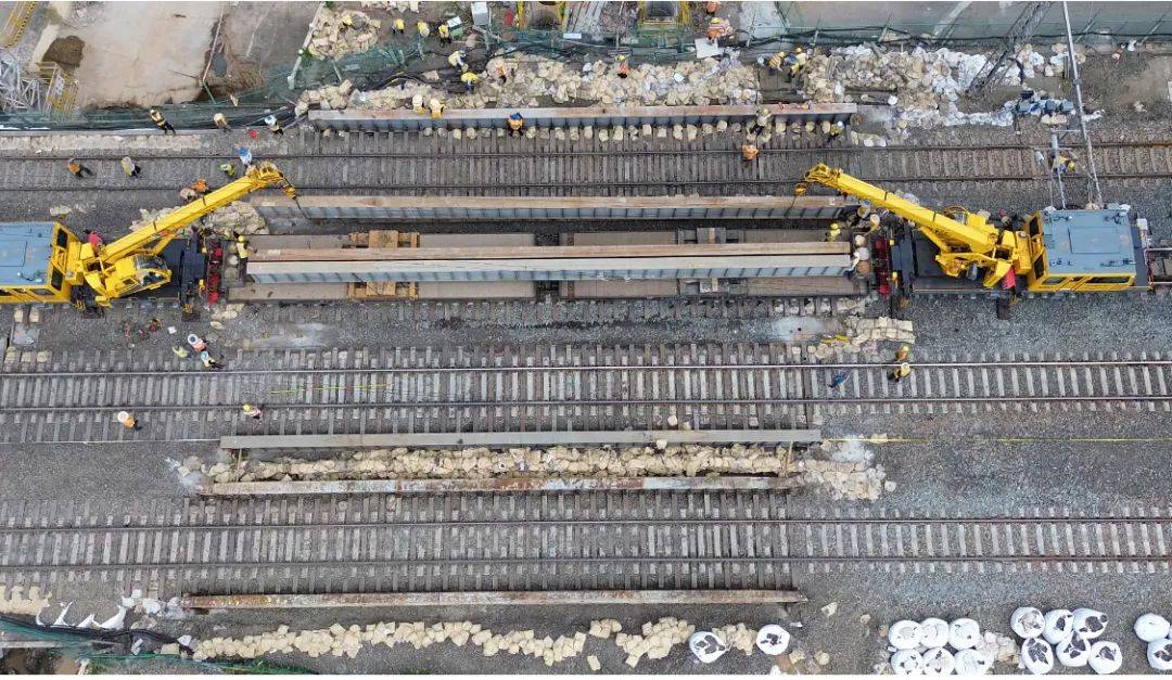 东海县幸福路下穿铁路立交项目便梁架设圆满完成7月8日,青岛地铁2号线