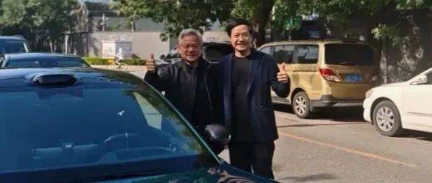黄仁勋又来中国了！大热天穿皮夹克与雷军合影，身家已破万亿元