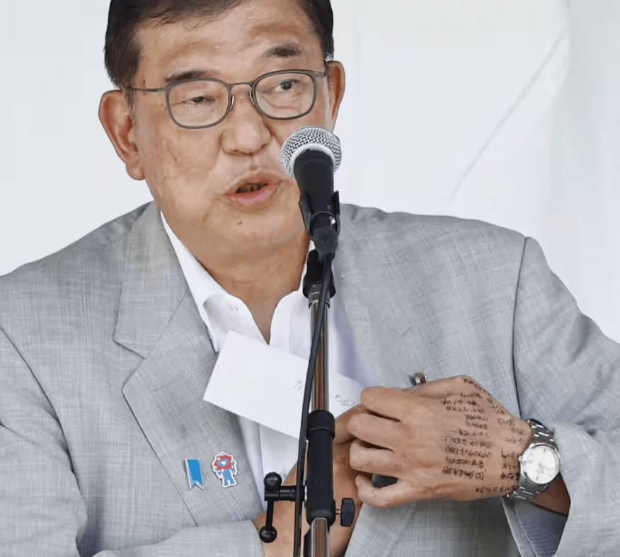 “密密麻麻写满文字”，石破茂演讲时被发现“在手背上打小抄”引争议 -华闻时空