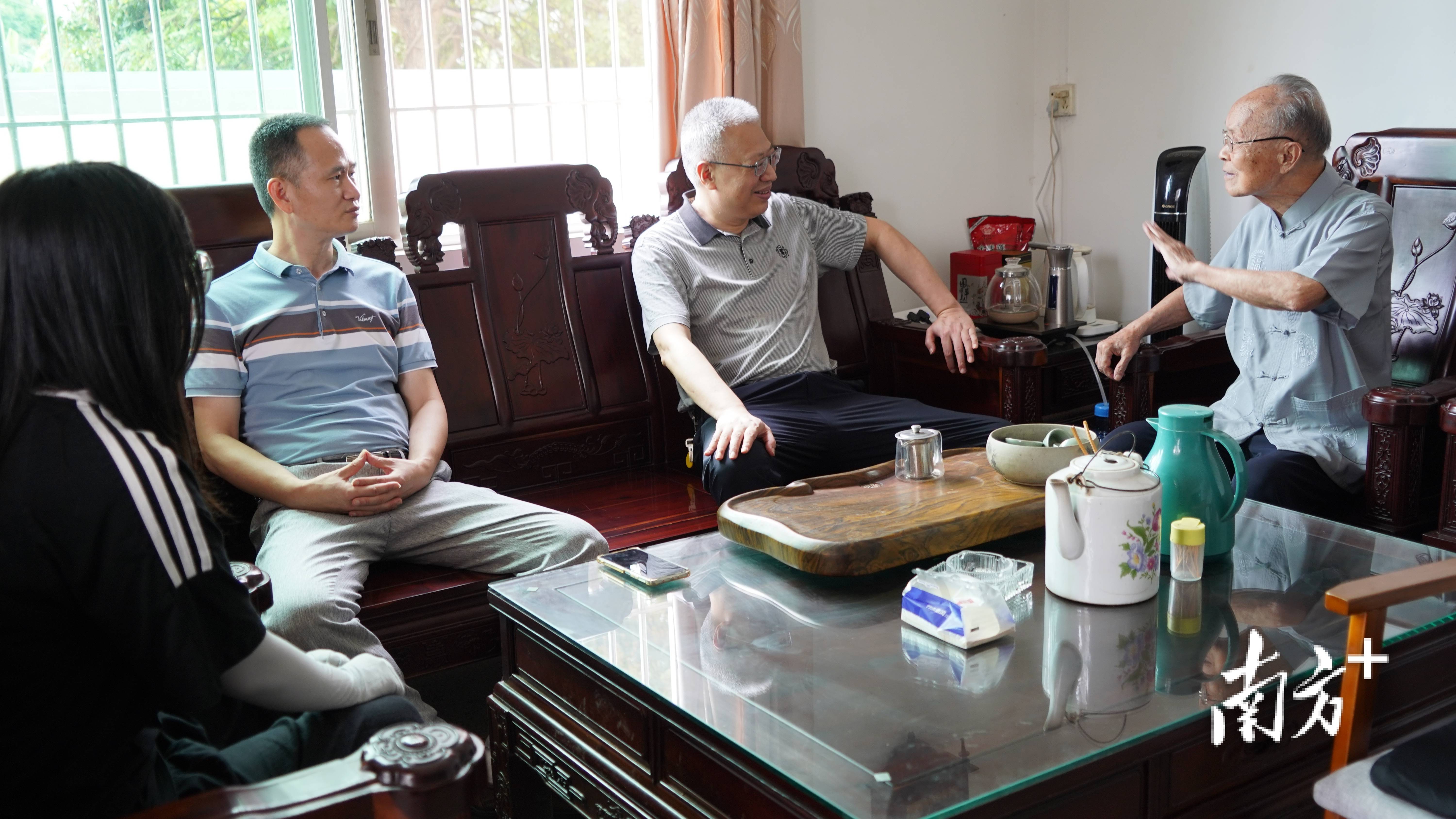 梅江区司法局进村开展"红色法治文化"活动