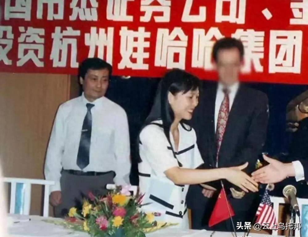 宗庆后杜建英香港旧照曝光，妩媚眼神早已暗示，宗馥莉13岁已懂事