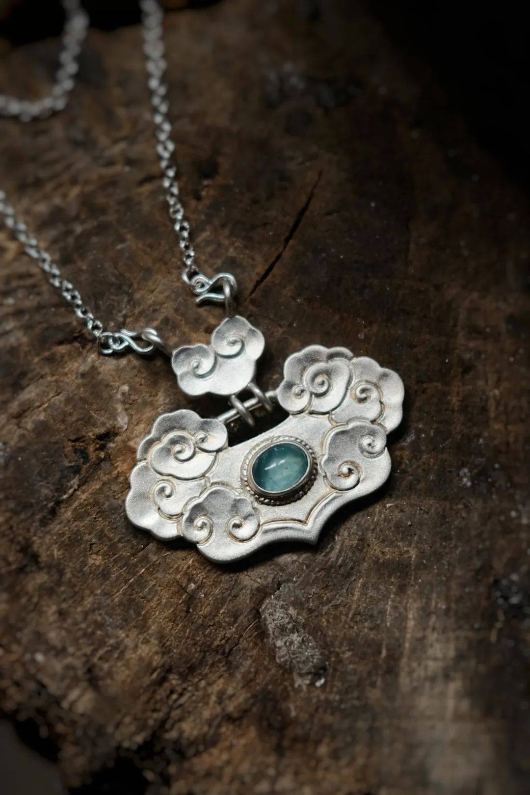 纯手工錾刻祥云银锁 沉甸甸的 锁住安康 锁住福缘