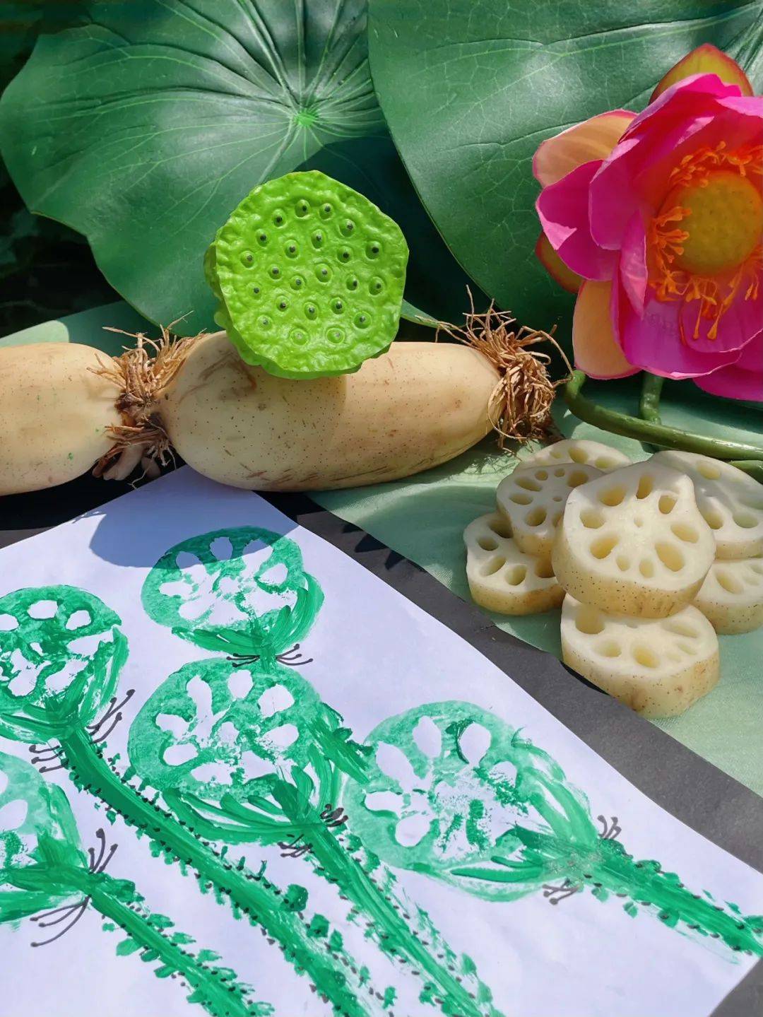 莲藕拓印画孩子们采摘新鲜的莲蓬,小心剪下带着莲子的小段,穿根流苏系