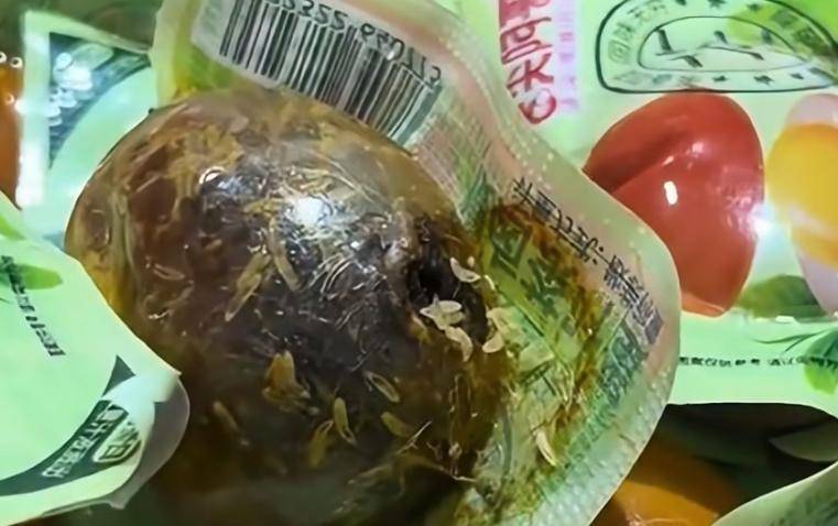 好想来门店即食卤蛋被投诉“布满蛆虫”:客服称自查不到位(图1)