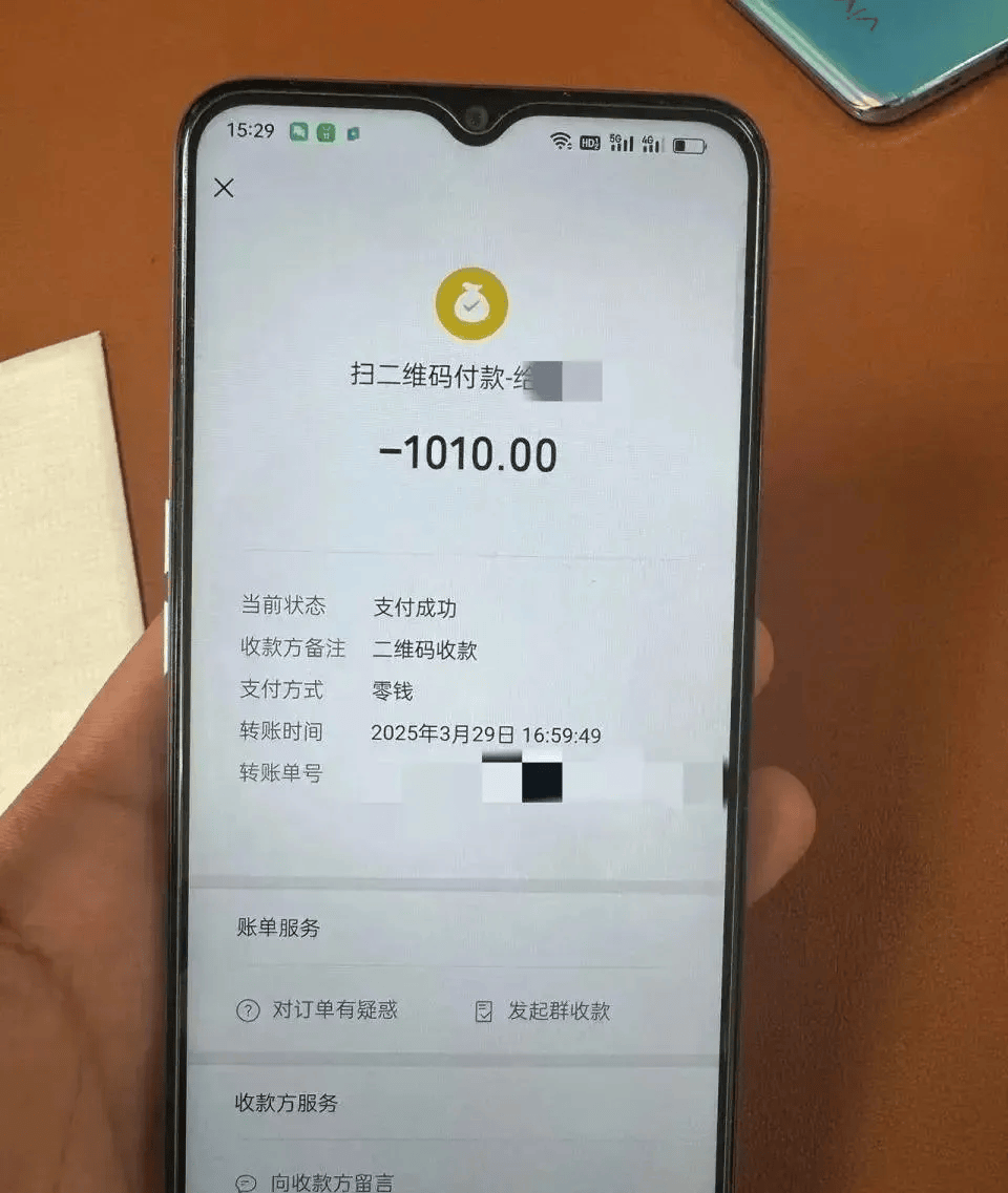 下车前,弟弟通过微信扫码转账向司机支付,误支付了1010元