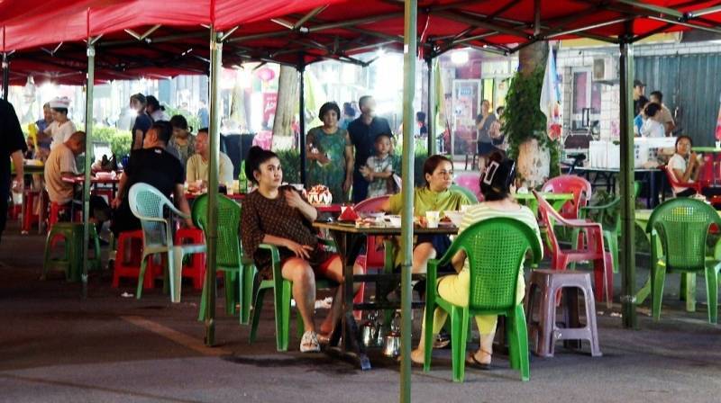 品尝美食、欣赏歌舞、号脉开方……新疆夏日夜经济 多彩体验与新活力 -华闻时空