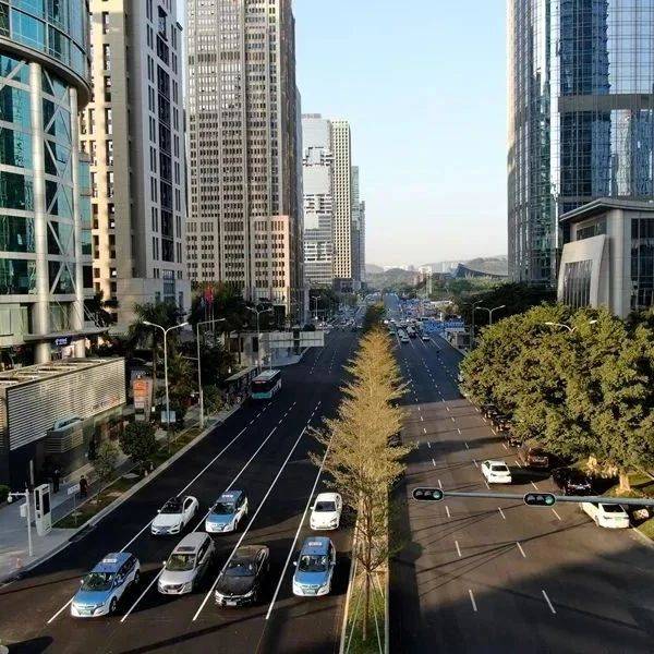 上海通过智能信号灯、数据大模型提升超大城市交通治理水平
