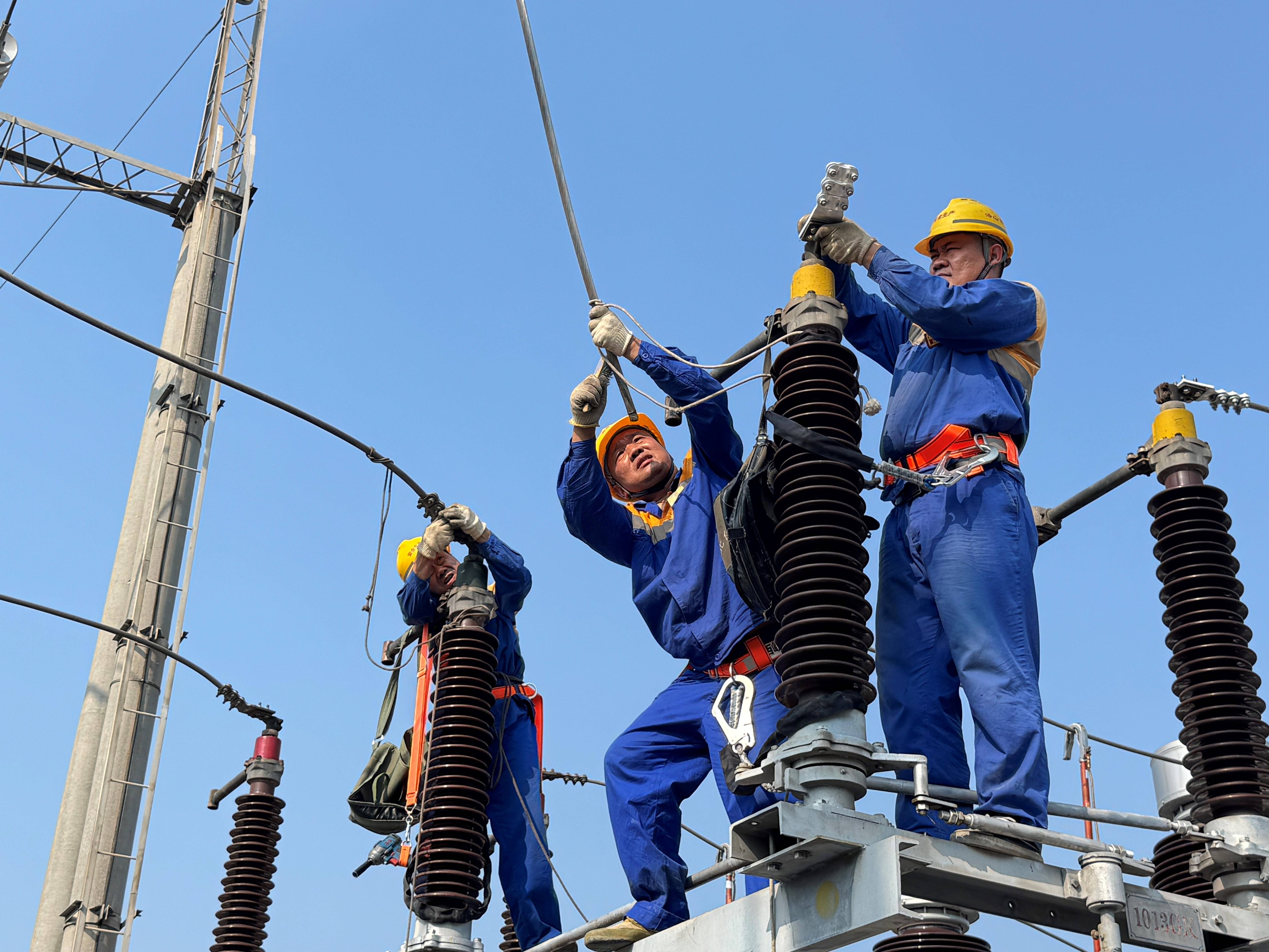 鏖战高温"烤"验 洛阳供电段一线员工"汗"卫铁路供电安全
