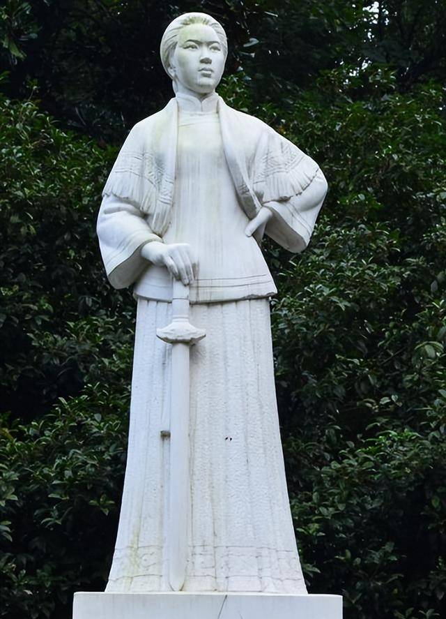 1905年秋瑾和鲁迅激烈争辩秋瑾拔刀插在讲台上丢下一句狠话