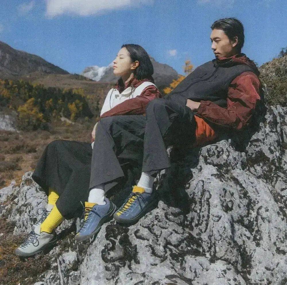 年轻人正在用丑鞋踹翻全世界