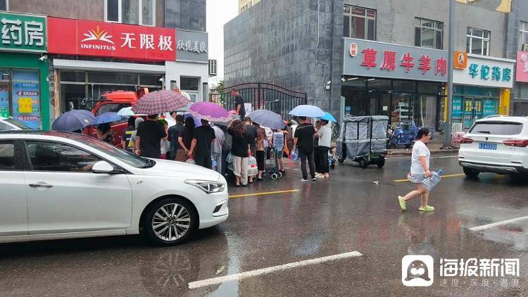 因强降雨天气 河北兴隆县街道积水严重 居民：水位最高时没过护城河