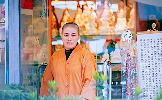 风流尼姑释智定：白天念经晚上夜店，东窗事发时，屋里还藏着假发