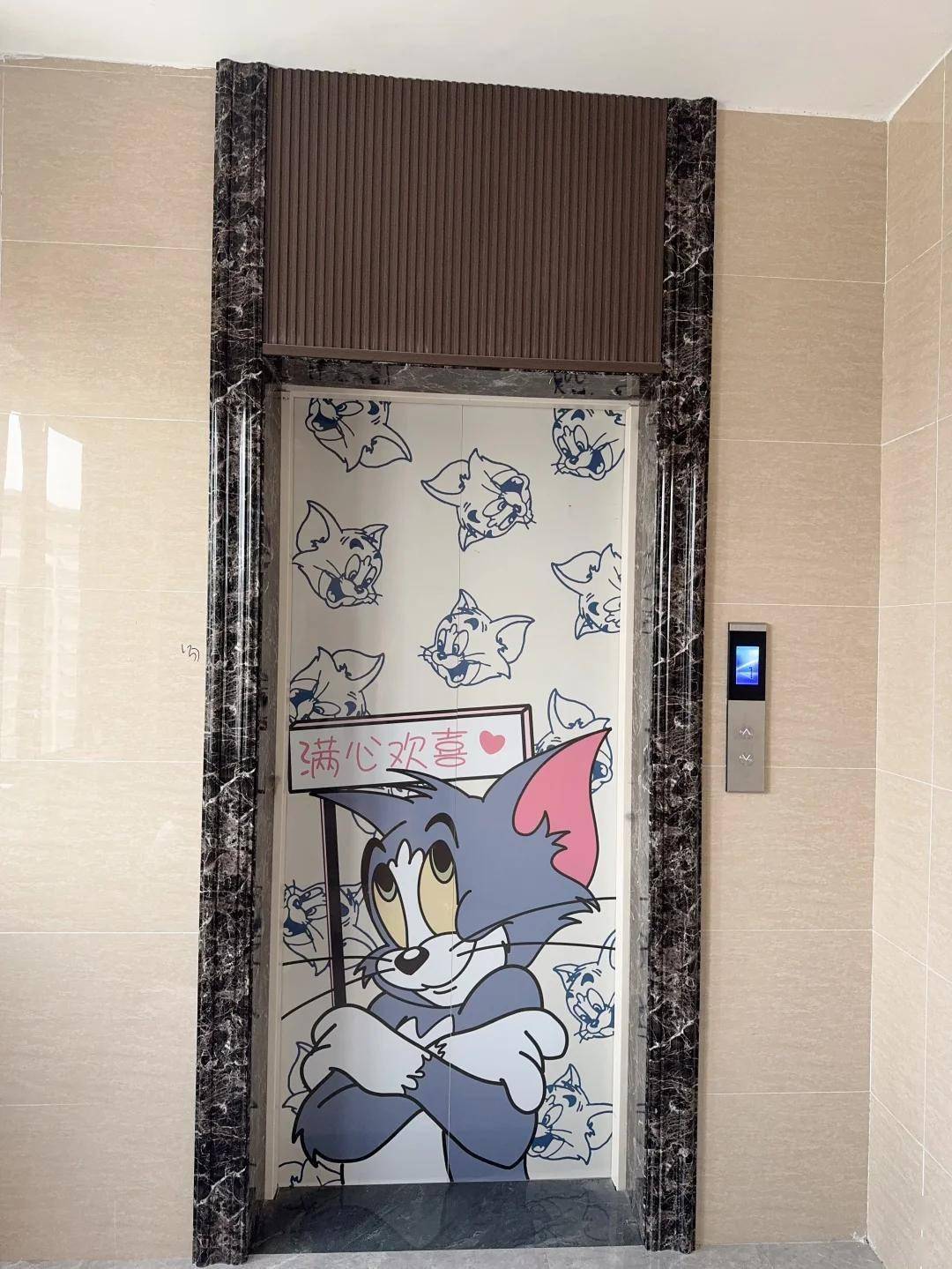 刚出电梯门,一回头就看朋友家的电梯门竟然是这样的图案,真的是我梦寐