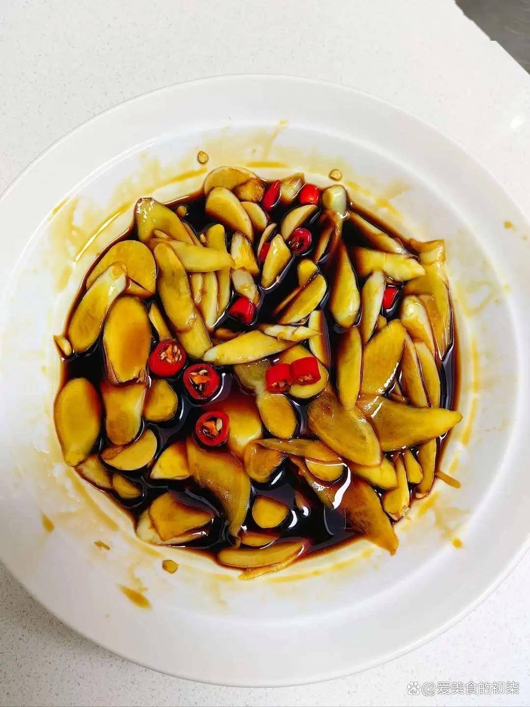 腌嫩姜时,别切片太薄,保持硬币厚度,爽脆不软塌,驱寒效果佳