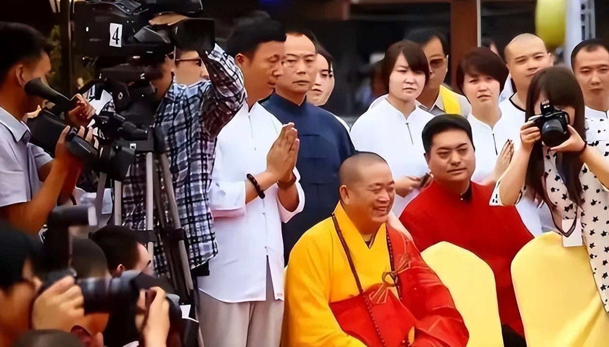 恶心一幕发生！释永信刚被带走调查，央视主持刘芳菲就受到了牵连