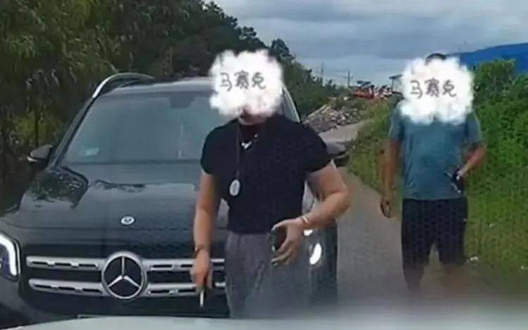 网友称“奔驰女司机亮证逼迫让路”！广西通报
