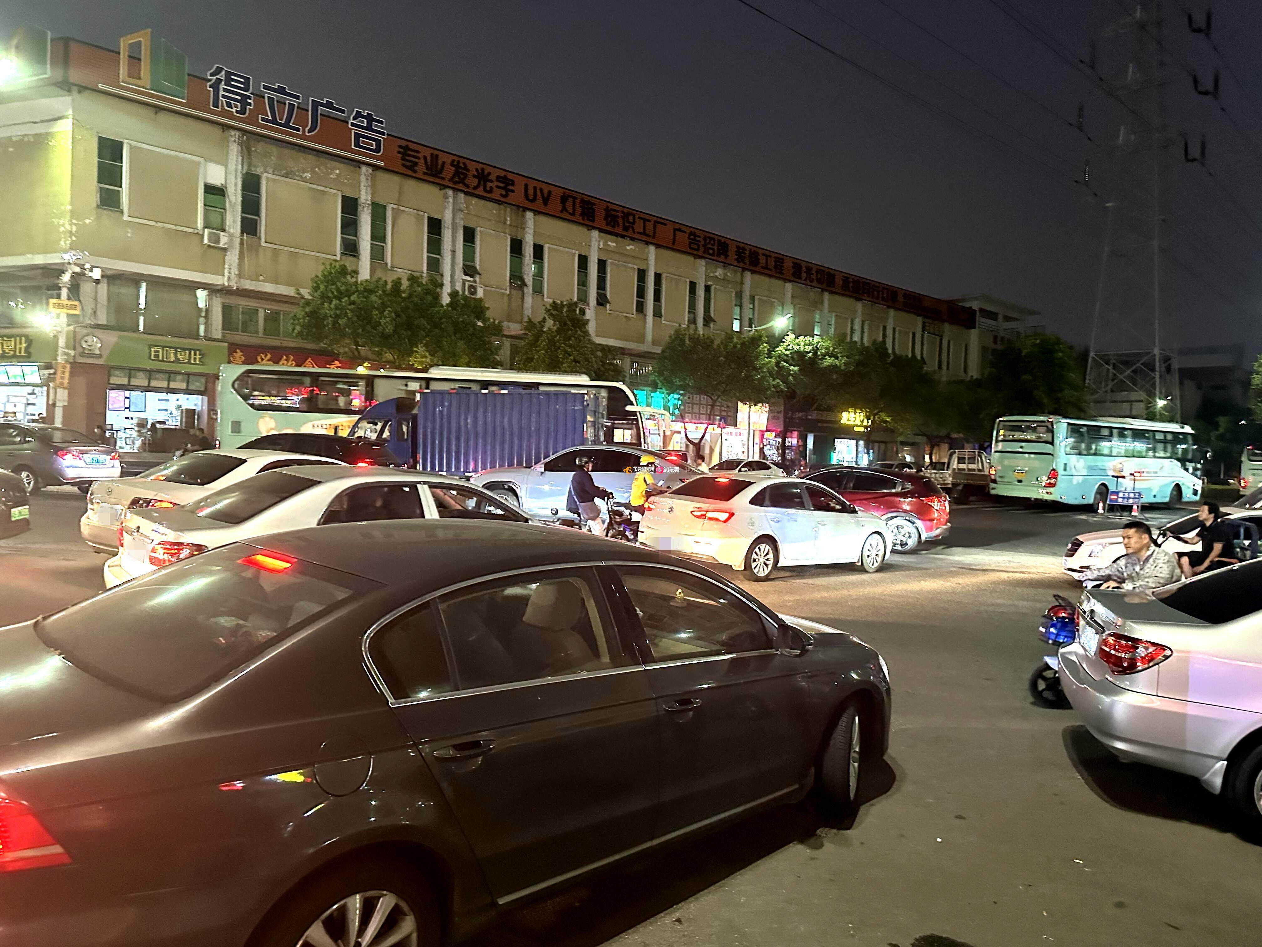 东莞市民吐槽：过马路全靠经验，路口成"停车场"；部门回应：半月内将有改善丨记者帮·身边事