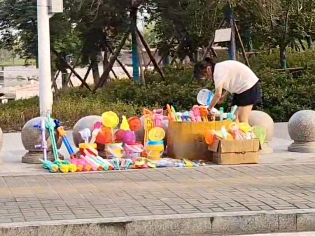 安徽14岁女孩摆摊25天赚2000元，走红后竞争增多-华闻时空