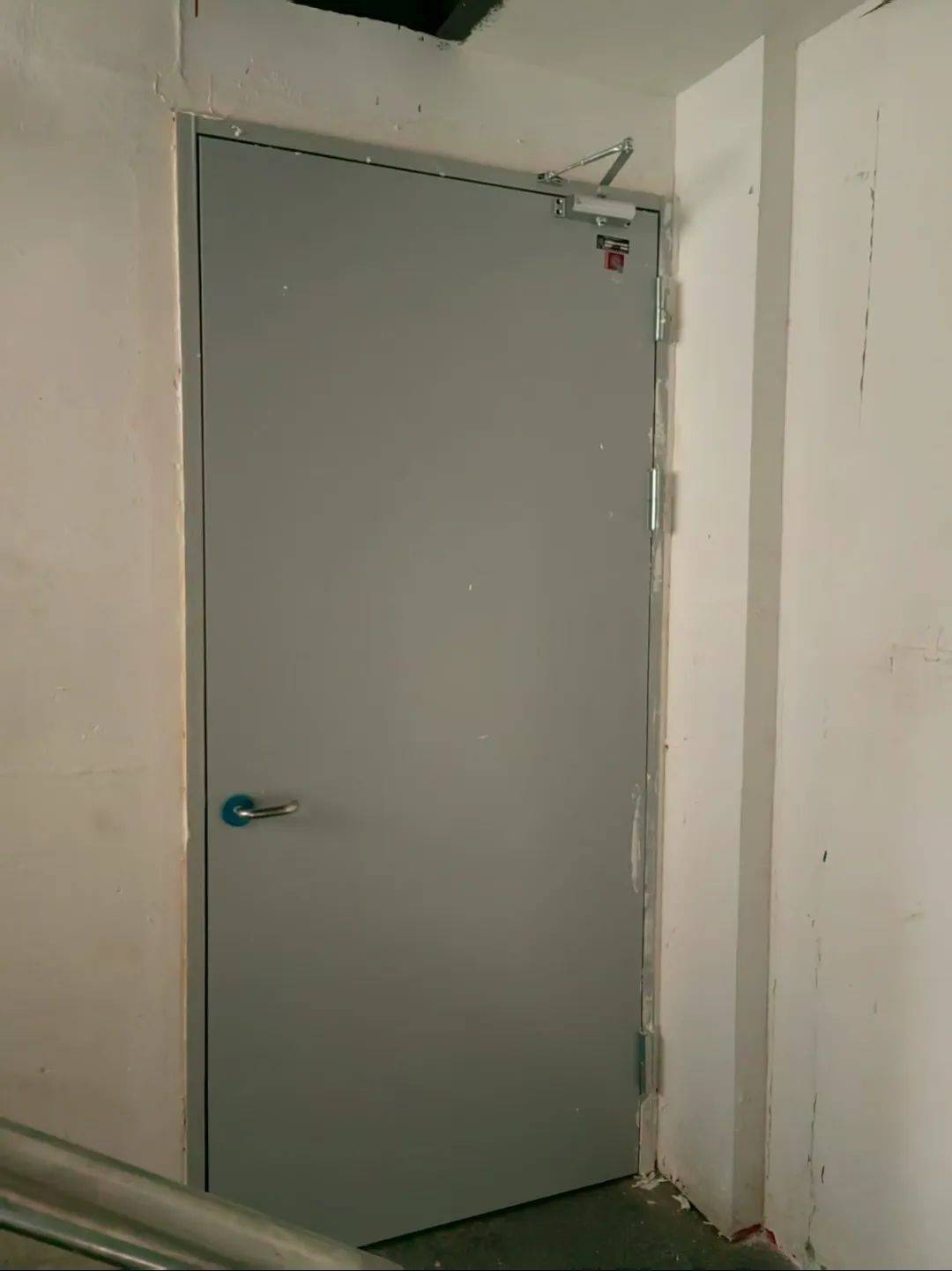 南侧封闭楼梯间的防火门已恢复,人员密集场所内疏散楼梯间的设置形式