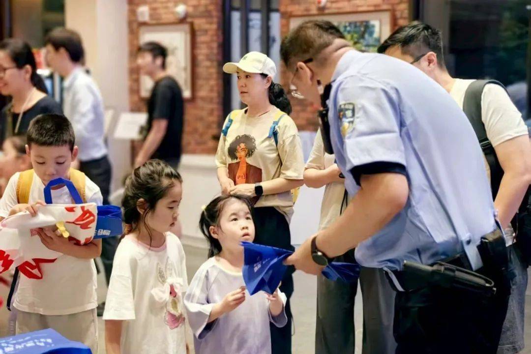 北京西城警方统一行动，打击夏季街头现行违法犯罪