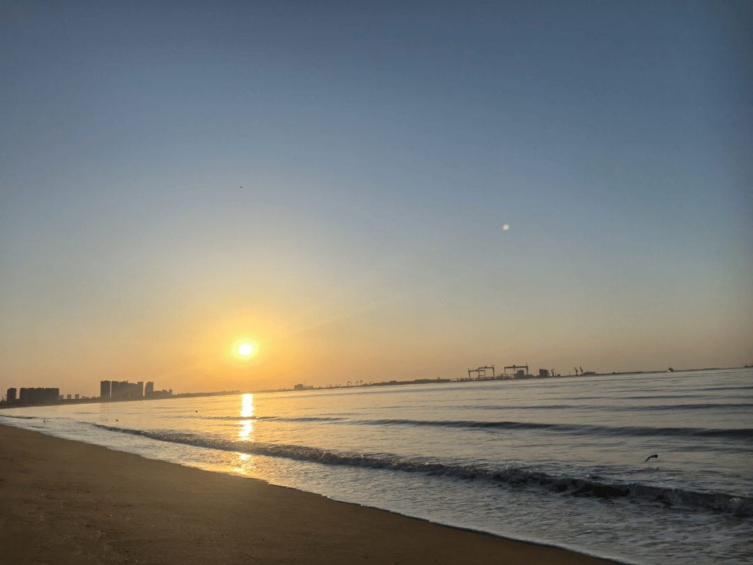 海阳之夏:万米金滩与沙雕奇境,邀你共赴一场澎湃的浪漫!